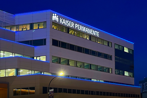 Kaiser Permanente high rise building with Oelo custom permanent lighting solution